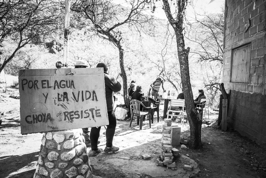 Foto de un cartel con la frase "por el agua y la vida: choya resiste"