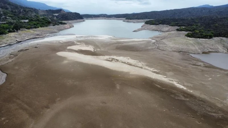 El dique Pirquitas en niveles muy bajos del agua por la sequía de Catamarca en 2025.